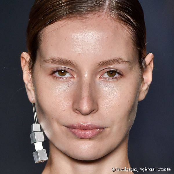 No desfile de Uma Raquel Davidowicz, o minimalismo foi chave para as maquiagens, com apenas sobrancelhas arrumadas, corretivo e hidratante labial